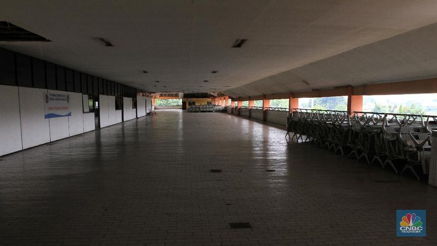 Terminal bus Kampung Rambutan, Jakarta Timur sepi imbas dari COVID-19. (CNBC Indonesia/Tri Susilo)