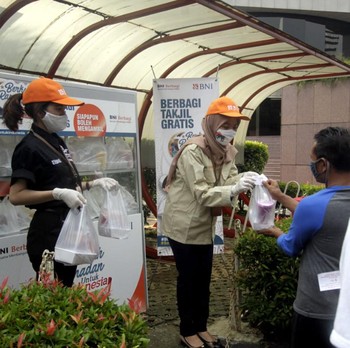 Berkah Ramadan, BNI Bagikan Takjil Untuk Masyarakat Sekitar