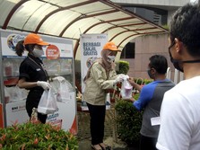 Berkah Ramadan, BNI Bagikan Takjil Untuk Masyarakat Sekitar