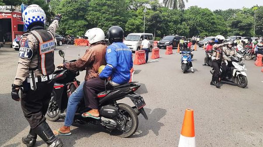 Kendaraan Menumpuk di Hari Pertama PSBB Surabaya. detikOto/Esti Widiyana