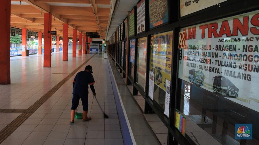 Terminal bus Kampung Rambutan, Jakarta Timur sepi imbas dari COVID-19. (CNBC Indonesia/Tri Susilo)