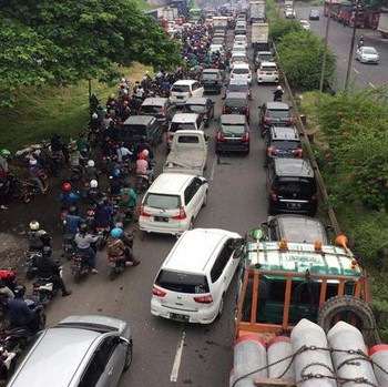 Penampakan Kendaraan Menumpuk di Hari Pertama PSBB Surabaya