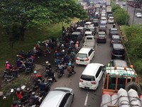 Penampakan Kendaraan Menumpuk di Hari Pertama PSBB Surabaya