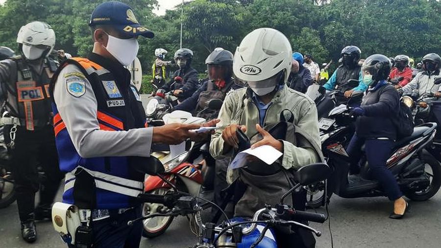 Kendaraan Menumpuk di Hari Pertama PSBB Surabaya. detikOto/Esti Widiyana