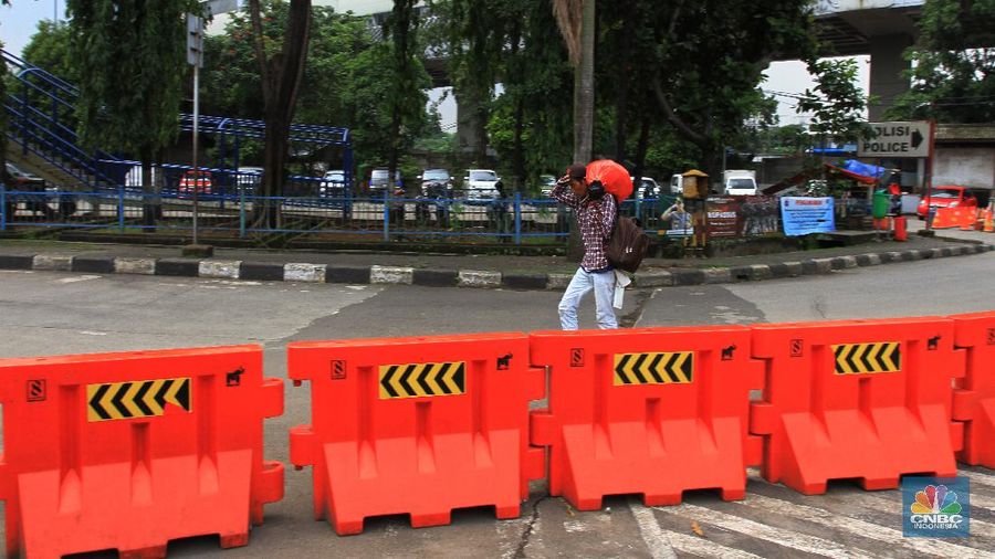 Terminal bus Kampung Rambutan, Jakarta Timur sepi imbas dari COVID-19. (CNBC Indonesia/Tri Susilo)