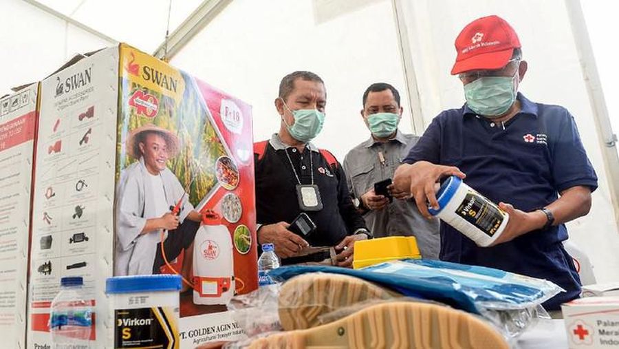 Ketua Palang Merah Indonesia, Jusuf Kalla mengecek Gudang darurat PMI, Jakarta, Selasa (23/3/2020). (Dok PMI via Detik news)