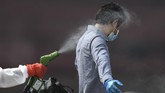 Petugas kesehatan menyemprotkan cairan disinfektan ke badan Warga Negara Indonesia (WNI) yang menjadi anak buah kapal Kapal Pesiar MV Dream Explorer. (ANTARA FOTO/Nova Wahyudi)