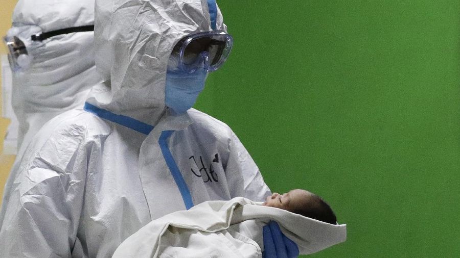 Seorang ayah membawa putranya yang berusia 16 hari dijuluki Kobe, setelah bayinya pulih dari COVID-19 dan dikeluarkan di Rumah Sakit Anak Nasional di kota Quezon, Metro Manila, Filipina AP/Aaron Favila