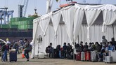 Sebelum dibawa menuju hotel untuk menjalani isolasi mandiri, 359 WNI ABK MV Dream Explorer tersebut terlebih dahulu menjalani rapid test. (ANTARA FOTO/Nova Wahyudi)