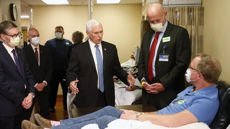 Vice President Mike Pence visits the molecular testing lab at Mayo Clinic Tuesday, April 28, 2020, in Rochester, Minn., where he toured the facilities supporting COVID-19 research and treatment. Pence chose not to wear a face mask while touring the Mayo Clinic in Minnesota. It's an apparent violation of the world-renowned medical center's policy requiring them. (AP Photo/Jim Mone)