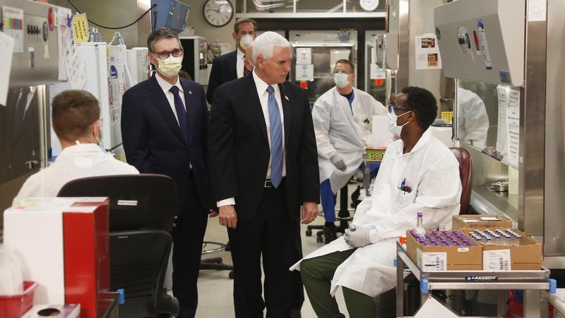 Vice President Mike Pence visits the molecular testing lab at Mayo Clinic Tuesday, April 28, 2020, in Rochester, Minn., where he toured the facilities supporting COVID-19 research and treatment. Pence chose not to wear a face mask while touring the Mayo Clinic in Minnesota. It's an apparent violation of the world-renowned medical center's policy requiring them. (AP Photo/Jim Mone)
