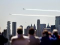 FOTO: Hormat dari Langit New York untuk Pejuang Covid-19