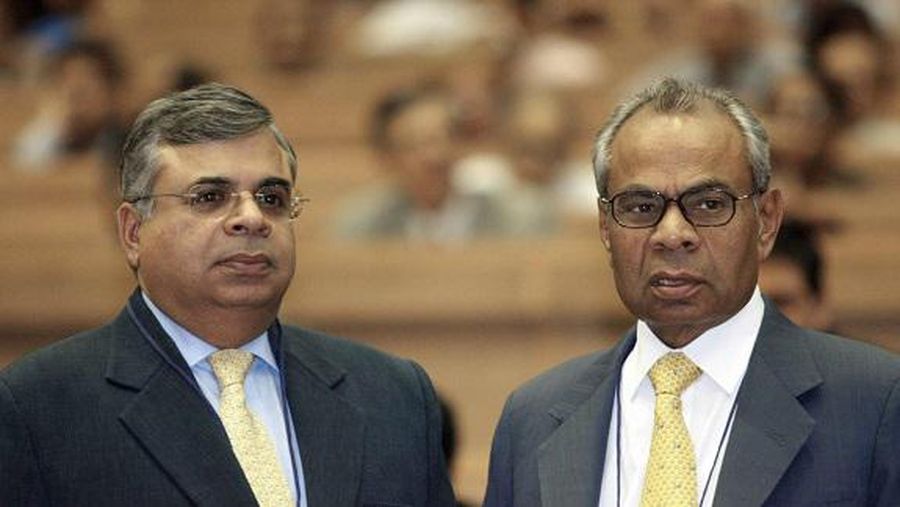 09 Sepember 2005. Keluarga Hinduja - Gopichand Hinduja (kiri) dan Srichand Hinduja (Photo: RAVEENDRAN/AFP).