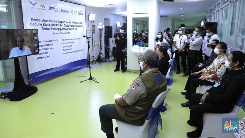 Penyerahan Perlengkapan Medis ICU dan HCU Gedung Kiara, RSUPN DR.Cipto Mangunkusumo Untuk Penanggulangan Covid-19. (CNBC Indonesia/Muhammad Sabki)