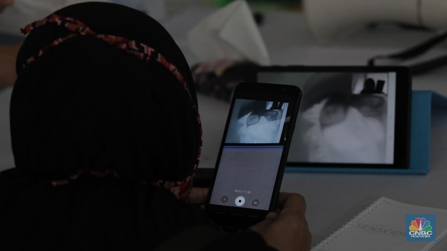 Warga menghubungi kerabatnya yang menjadi pasien melalui layanan panggilan video di fasilitas Pojok Sahabat di Rumah Sakit Umum Pusat Nasional (RSUPN) Dr. Cipto Mangunkusumo, Jakarta, Kamis (30/4/2020). (CNBC Indonesia/Muhammad Sabki)
