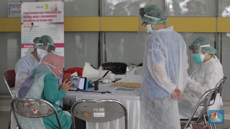 Warga menghubungi kerabatnya yang menjadi pasien melalui layanan panggilan video di fasilitas Pojok Sahabat di Rumah Sakit Umum Pusat Nasional (RSUPN) Dr. Cipto Mangunkusumo, Jakarta, Kamis (30/4/2020). (CNBC Indonesia/Muhammad Sabki)