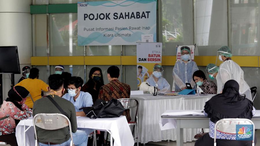 Warga menghubungi kerabatnya yang menjadi pasien melalui layanan panggilan video di fasilitas Pojok Sahabat di Rumah Sakit Umum Pusat Nasional (RSUPN) Dr. Cipto Mangunkusumo, Jakarta, Kamis (30/4/2020). (CNBC Indonesia/Muhammad Sabki)
