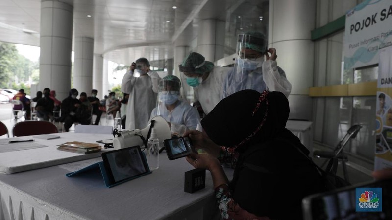 Warga menghubungi kerabatnya yang menjadi pasien melalui layanan panggilan video di fasilitas Pojok Sahabat di Rumah Sakit Umum Pusat Nasional (RSUPN) Dr. Cipto Mangunkusumo, Jakarta, Kamis (30/4/2020). (CNBC Indonesia/Muhammad Sabki)