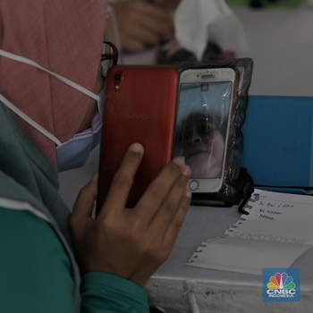 Melepas Rindu dengan Keluarga Pasien Covid-19 via Video Call