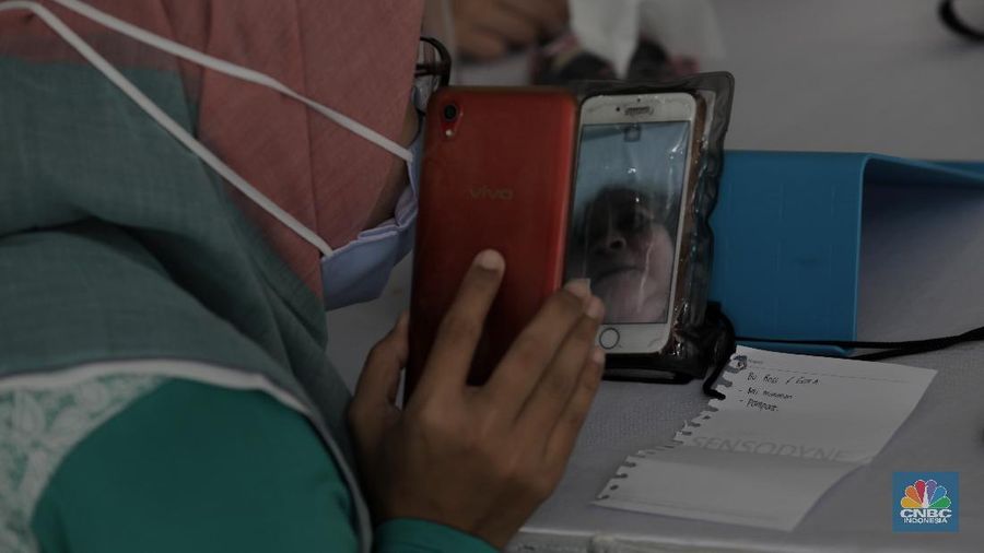 Warga menghubungi kerabatnya yang menjadi pasien melalui layanan panggilan video di fasilitas Pojok Sahabat di Rumah Sakit Umum Pusat Nasional (RSUPN) Dr. Cipto Mangunkusumo, Jakarta, Kamis (30/4/2020). (CNBC Indonesia/Muhammad Sabki)