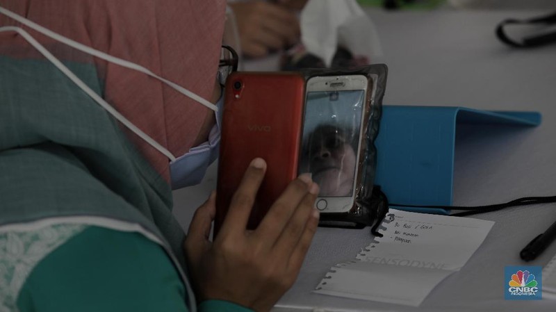 Warga menghubungi kerabatnya yang menjadi pasien melalui layanan panggilan video di fasilitas Pojok Sahabat di Rumah Sakit Umum Pusat Nasional (RSUPN) Dr. Cipto Mangunkusumo, Jakarta, Kamis (30/4/2020). (CNBC Indonesia/Muhammad Sabki)