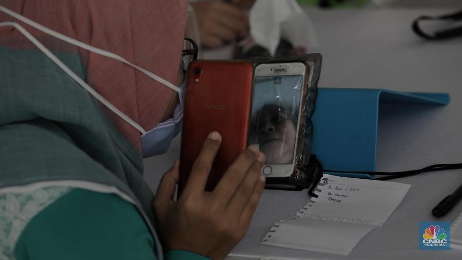 Warga menghubungi kerabatnya yang menjadi pasien melalui layanan panggilan video di fasilitas Pojok Sahabat di Rumah Sakit Umum Pusat Nasional (RSUPN) Dr. Cipto Mangunkusumo, Jakarta, Kamis (30/4/2020). (CNBC Indonesia/Muhammad Sabki)