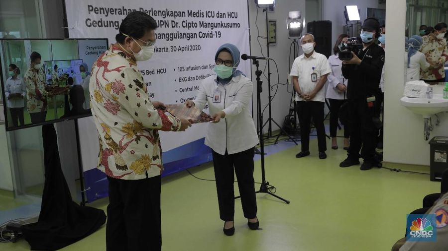 Penyerahan Perlengkapan Medis ICU dan HCU Gedung Kiara, RSUPN DR.Cipto Mangunkusumo Untuk Penanggulangan Covid-19. (CNBC Indonesia/Muhammad Sabki)