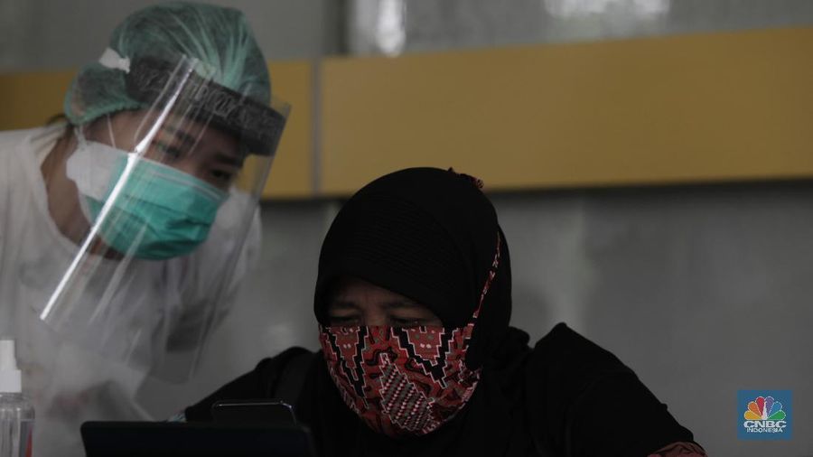 Warga menghubungi kerabatnya yang menjadi pasien melalui layanan panggilan video di fasilitas Pojok Sahabat di Rumah Sakit Umum Pusat Nasional (RSUPN) Dr. Cipto Mangunkusumo, Jakarta, Kamis (30/4/2020). (CNBC Indonesia/Muhammad Sabki)