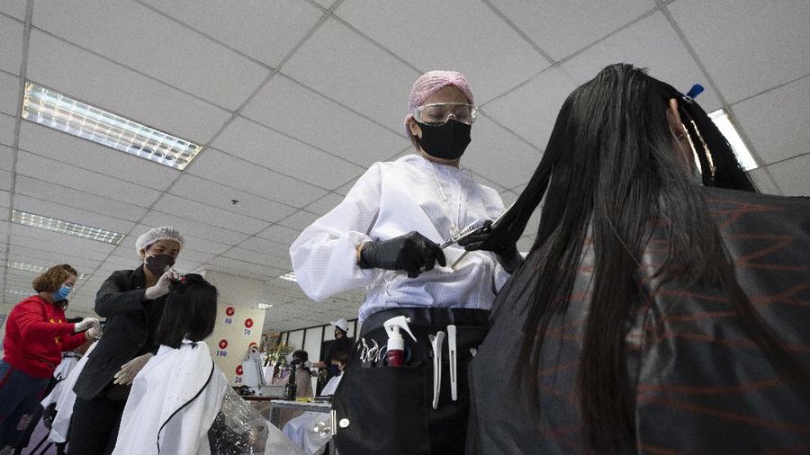 Sejumlah sukarelawan memberikan layanan potong rambut gratis kepada pekerja medis di Rumah Sakit Umum Bangkok di Bangkok. AP/Sakchai Lalit