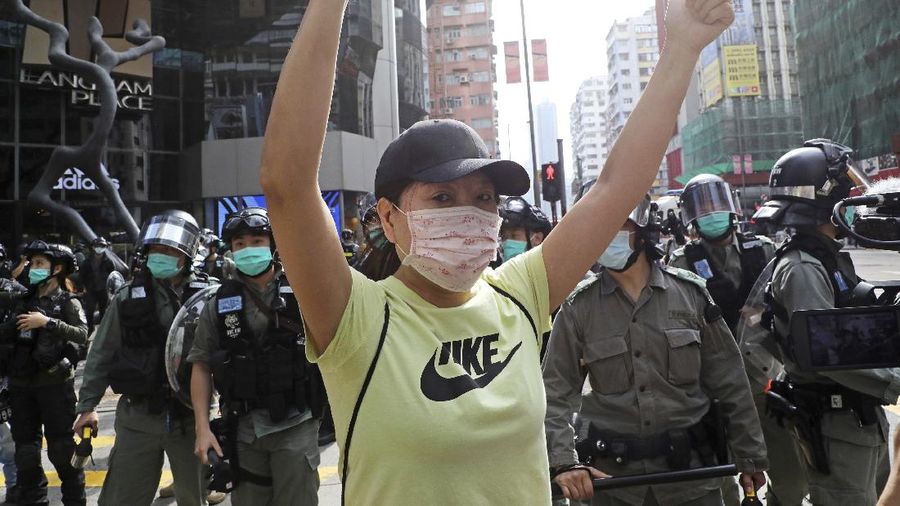 Polisi Hong Kong Berjaga di Pusat Keramain saat May Day. AP/Kin Cheung