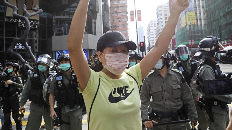 Polisi Hong Kong Berjaga di Pusat Keramain saat May Day. AP/Kin Cheung