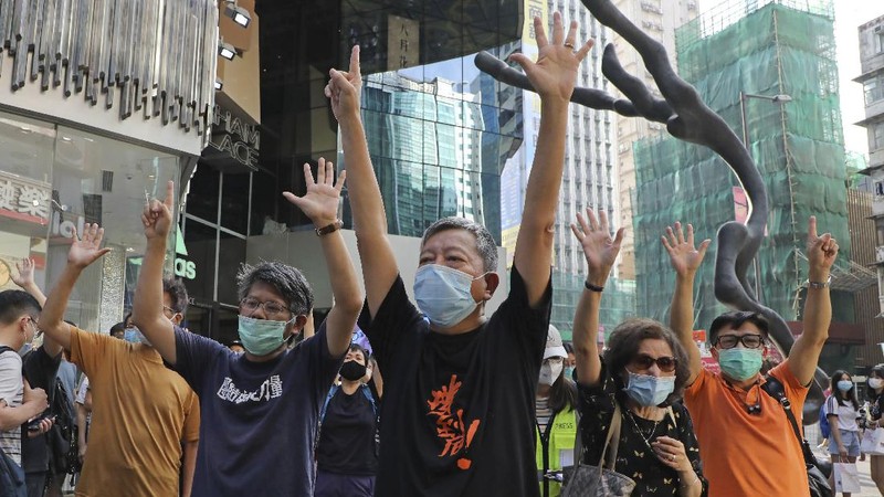 Polisi Hong Kong Berjaga di Pusat Keramain saat May Day. AP/Kin Cheung