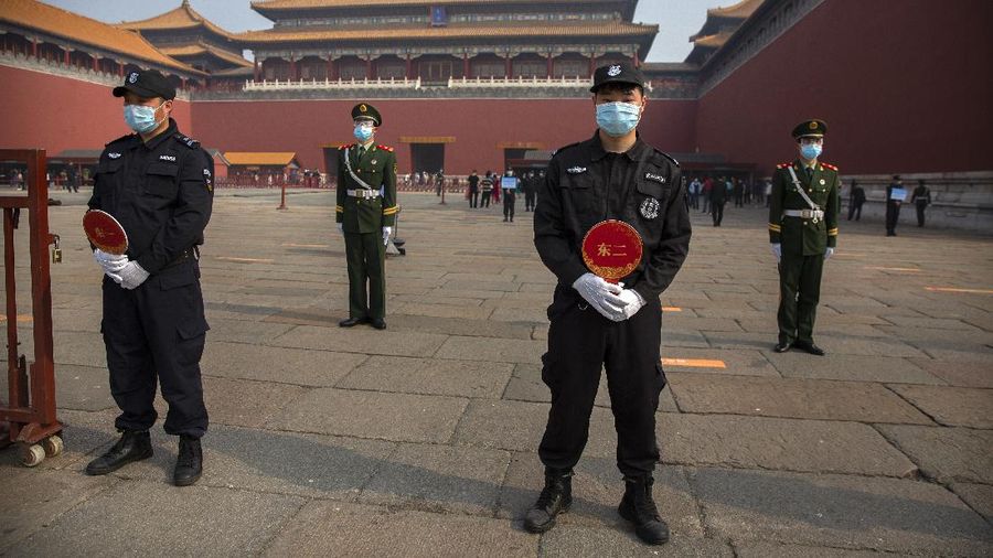 Wisatawan mengunjungi salah satu bangunan bagian dari situs bersejarah Kota Terlarang atau Forbidden City di Beijing. AP/Mark Schiefelbein