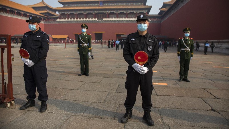 Wisatawan mengunjungi salah satu bangunan bagian dari situs bersejarah Kota Terlarang atau Forbidden City di Beijing. AP/Mark Schiefelbein