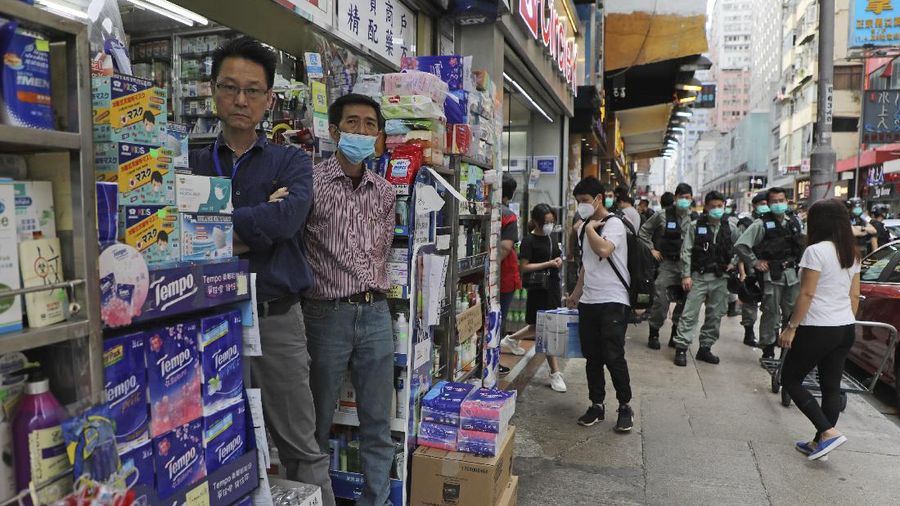 Polisi Hong Kong Berjaga di Pusat Keramain saat May Day. AP/Kin Cheung