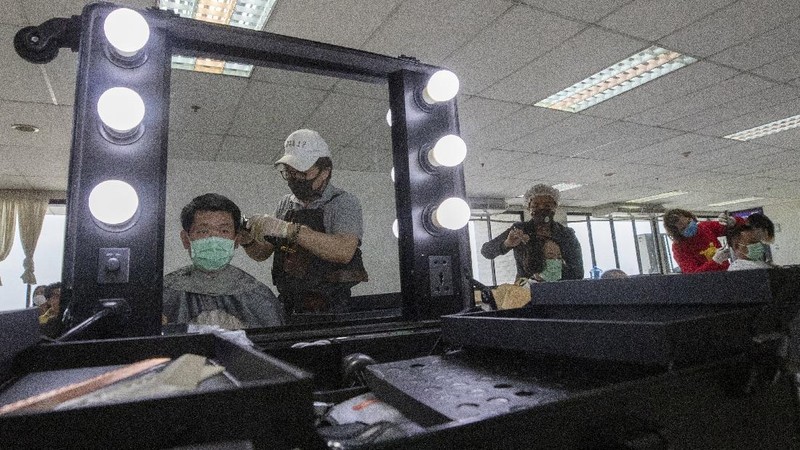 Sejumlah sukarelawan memberikan layanan potong rambut gratis kepada pekerja medis di Rumah Sakit Umum Bangkok di Bangkok. AP/Sakchai Lalit