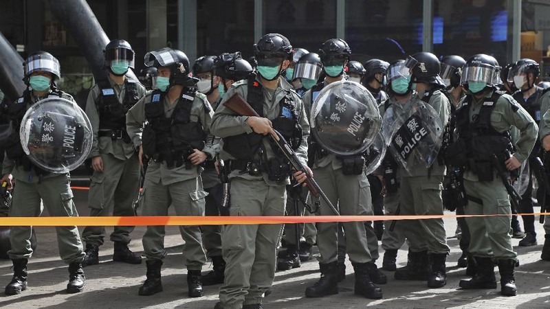 Polisi Hong Kong Berjaga di Pusat Keramain saat May Day. AP/Kin Cheung