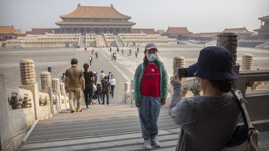Wisatawan mengunjungi salah satu bangunan bagian dari situs bersejarah Kota Terlarang atau Forbidden City di Beijing. AP/Mark Schiefelbein