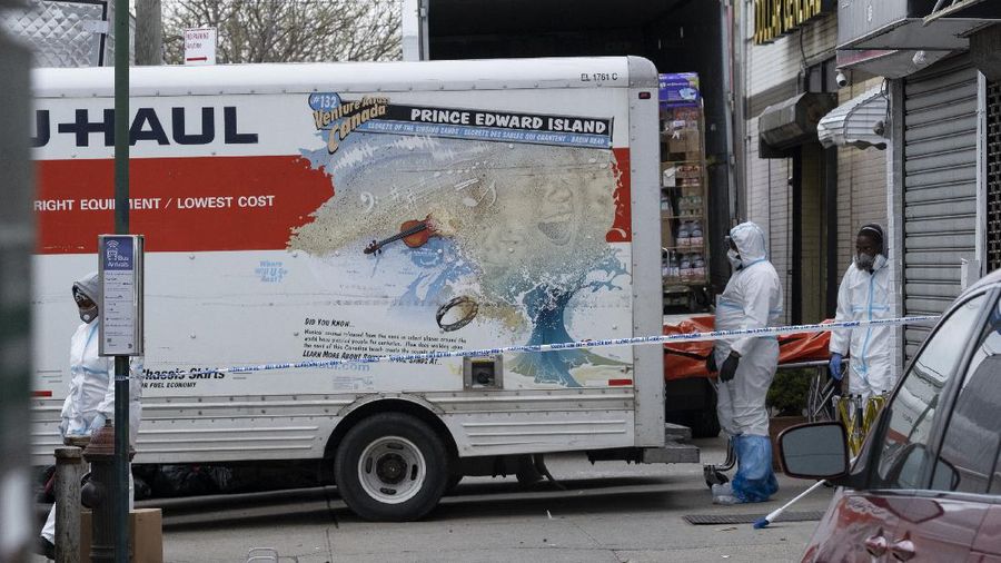 Truk Pendingin Pembawa Puluhan Mayat di Brooklyn, Amerika Serikat Rusak. AP/Craig Ruttle