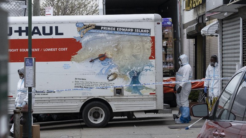 Truk Pendingin Pembawa Puluhan Mayat di Brooklyn, Amerika Serikat Rusak. AP/Craig Ruttle