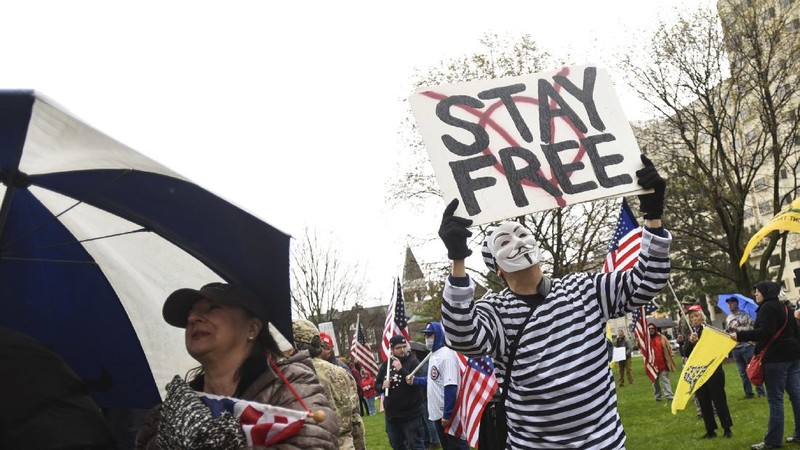 Aksi Anti-lockdown di AS, Demonstran Bawa Senapan. AP/Matthew Dae Smith