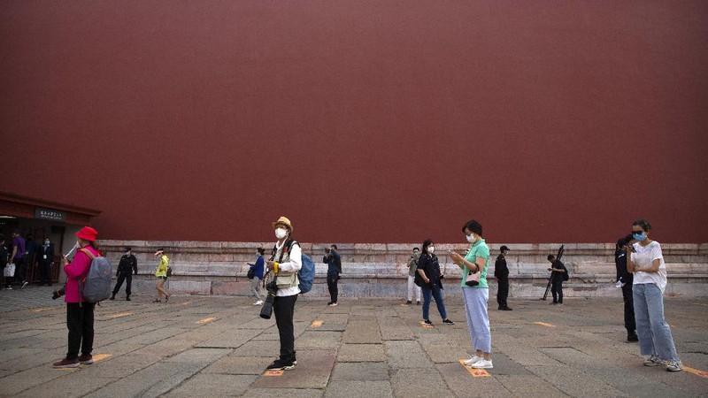 Wisatawan mengunjungi salah satu bangunan bagian dari situs bersejarah Kota Terlarang atau Forbidden City di Beijing. AP/Mark Schiefelbein