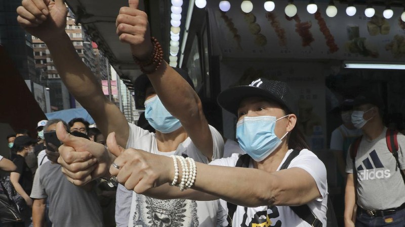 Polisi Hong Kong Berjaga di Pusat Keramain saat May Day. AP/Kin Cheung