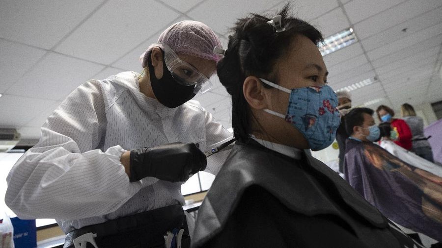 Sejumlah sukarelawan memberikan layanan potong rambut gratis kepada pekerja medis di Rumah Sakit Umum Bangkok di Bangkok. AP/Sakchai Lalit