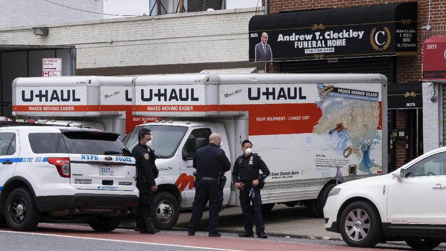 Truk Pendingin Pembawa Puluhan Mayat di Brooklyn, Amerika Serikat Rusak. AP/Craig Ruttle