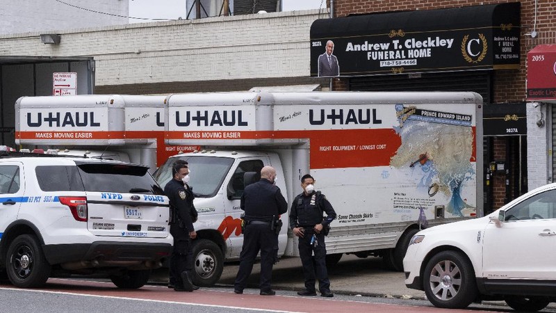 Truk Pendingin Pembawa Puluhan Mayat di Brooklyn, Amerika Serikat Rusak. AP/Craig Ruttle