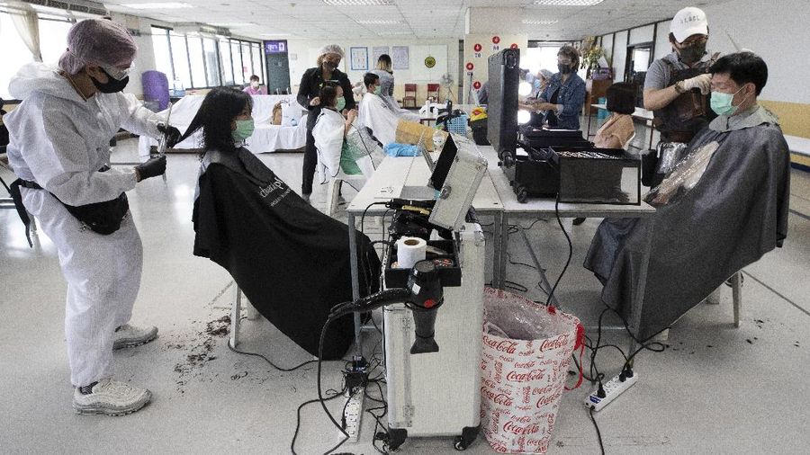 Sejumlah sukarelawan memberikan layanan potong rambut gratis kepada pekerja medis di Rumah Sakit Umum Bangkok di Bangkok. AP/Sakchai Lalit