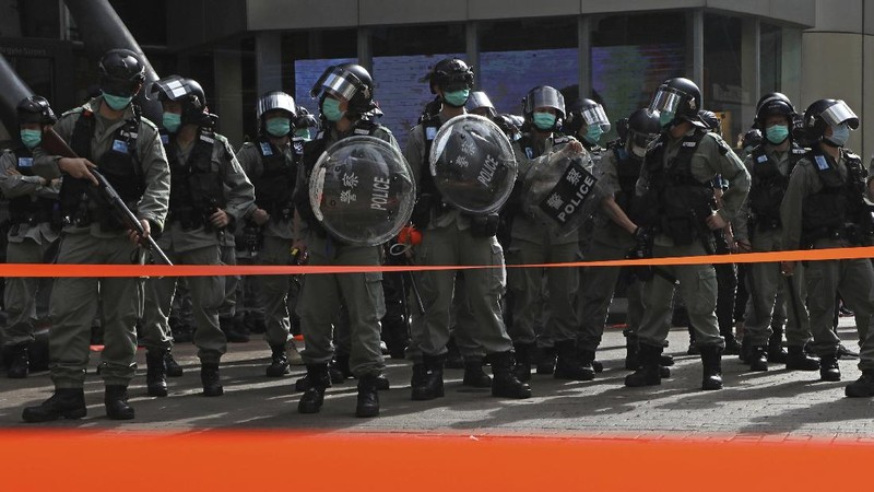 Polisi Hong Kong Berjaga di Pusat Keramain saat May Day. AP/Kin Cheung