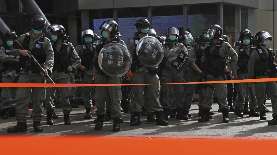 Polisi Hong Kong Berjaga di Pusat Keramain saat May Day. AP/Kin Cheung