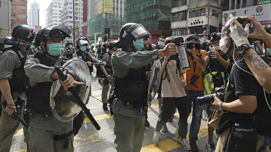 Polisi Hong Kong Berjaga di Pusat Keramain saat May Day. AP/Kin Cheung